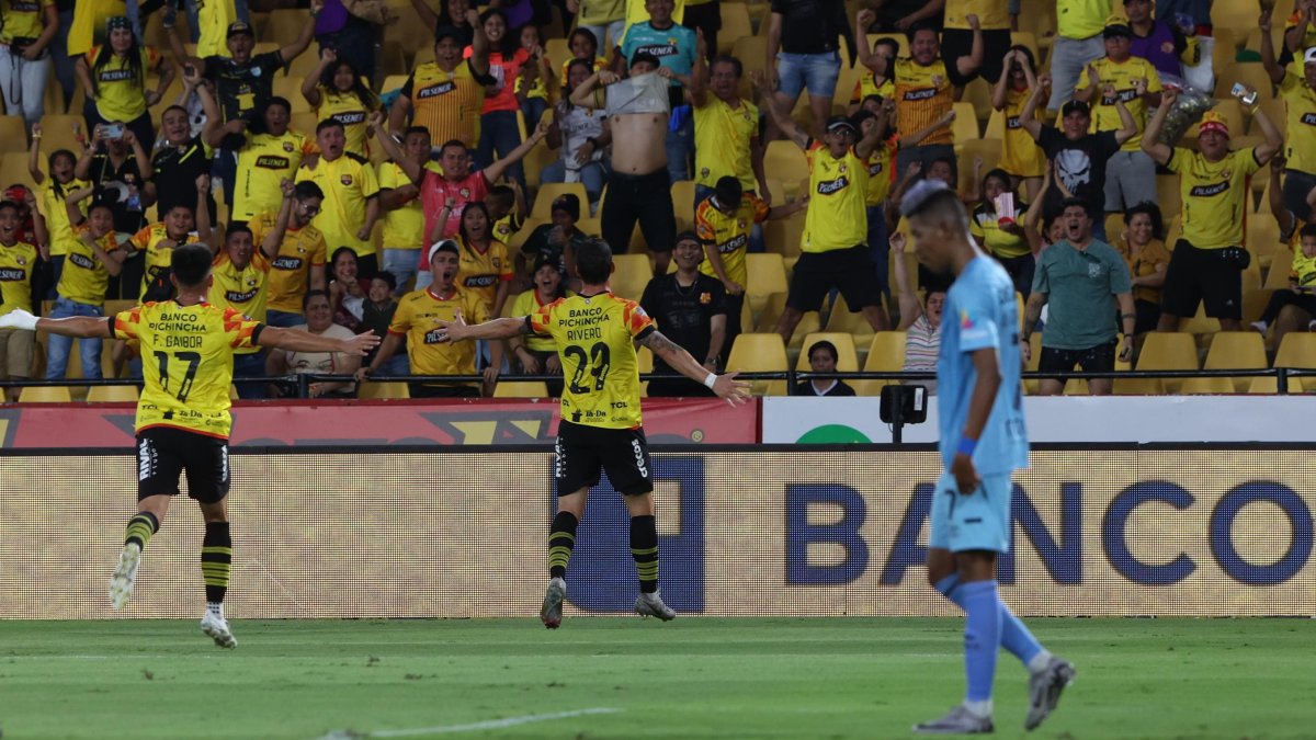 El delantero uruguayo Octavio Rivero abrió la cuenta en el Monumental.