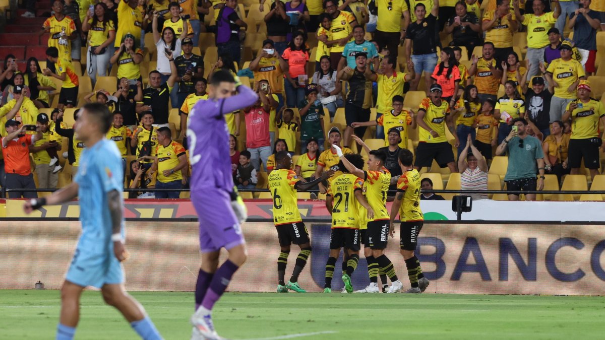 Jugadores del Barcelona van a festejar con Octavio Rivero, el tanto del ariete charrúa.