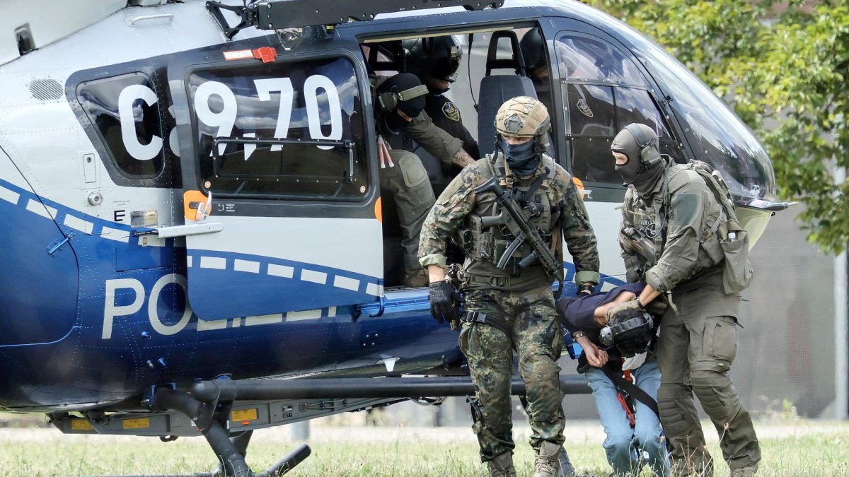 Agentes de la Policía Federal conducen al sospechoso del ataque con cuchillo en Solingen desde el helicóptero hasta su comparecencia ante el Tribunal Supremo Federal (BGH) en Karlsruhe.