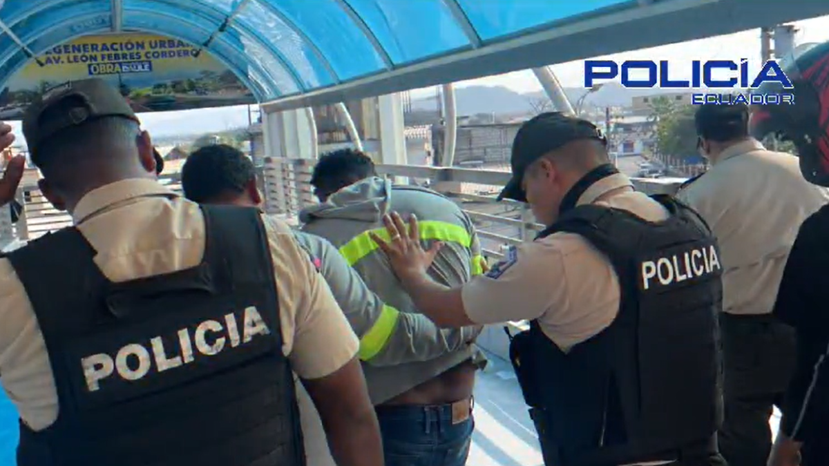 Momentos de angustia por hombre que intentó lanzarse de paso peatonal de La Aurora, Daule.