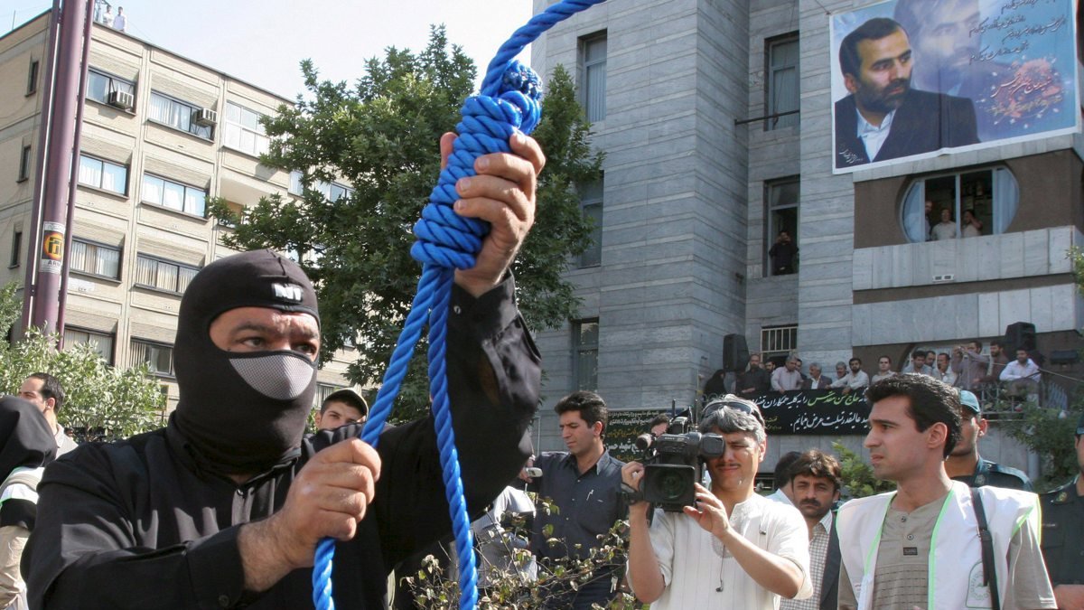 Archivo.Un policía iraní prepara la ejecución pública de un asesino iraní convicto.