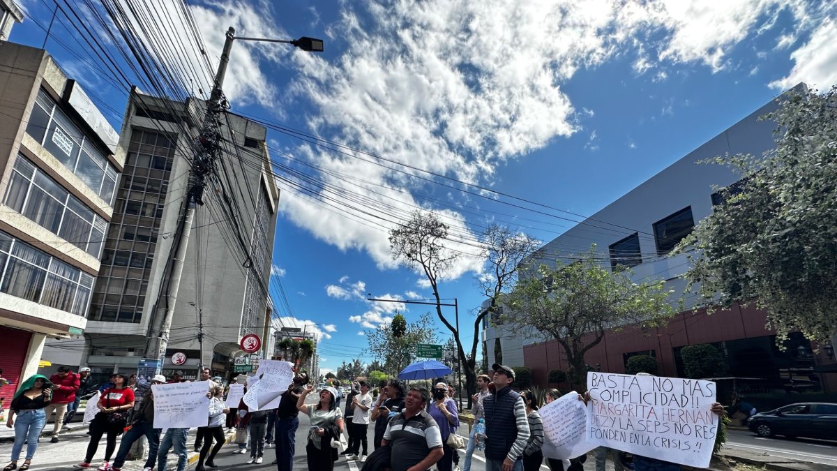 La protesta fue a las afueras de la SEPS la mañana de este 26 de agosto de 2024.