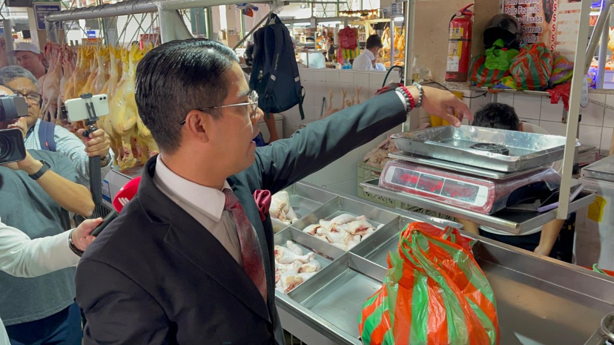 Autoridad. El intendente de Policía del Guayas, Raúl Japón, en un operativo en el mercado Sauces IX.