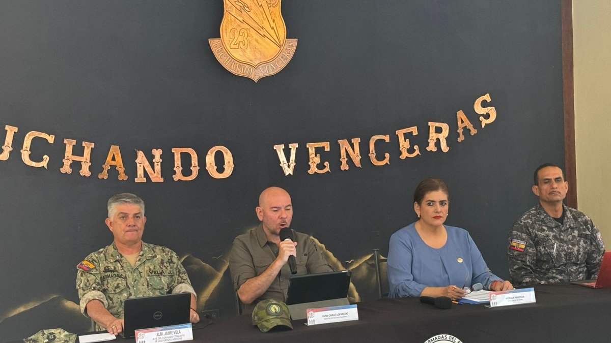 Gian Carlo Loffredo, ministro de Defensa, junto a Mónica Palencia, titular de la cartera del Interior.