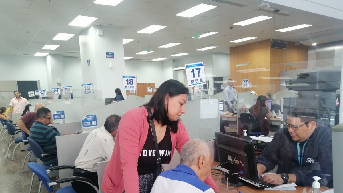 Entidad. Ciudadanos realizan trámites en el Servicio de Rentas Internas de Guayaquil.