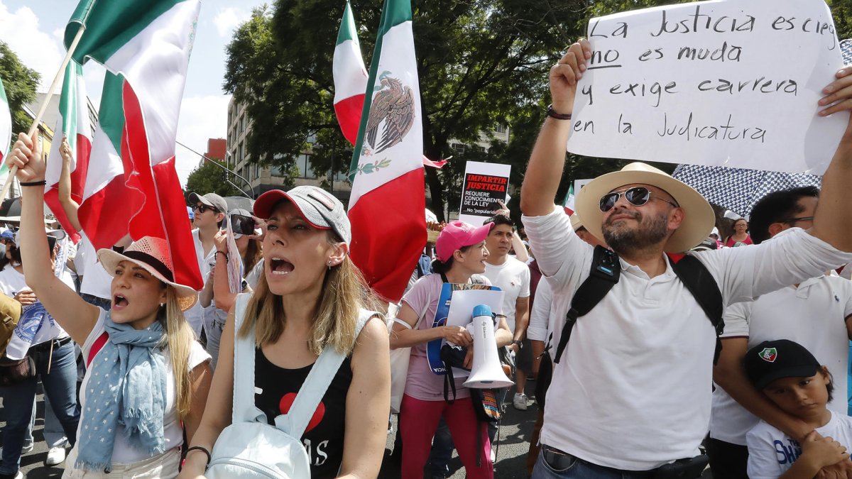 Trabajadores del poder judicial protestaron en contra de la reforma impulsada por el oficialismo, este domingo 25 de agosto en Ciudad de México.