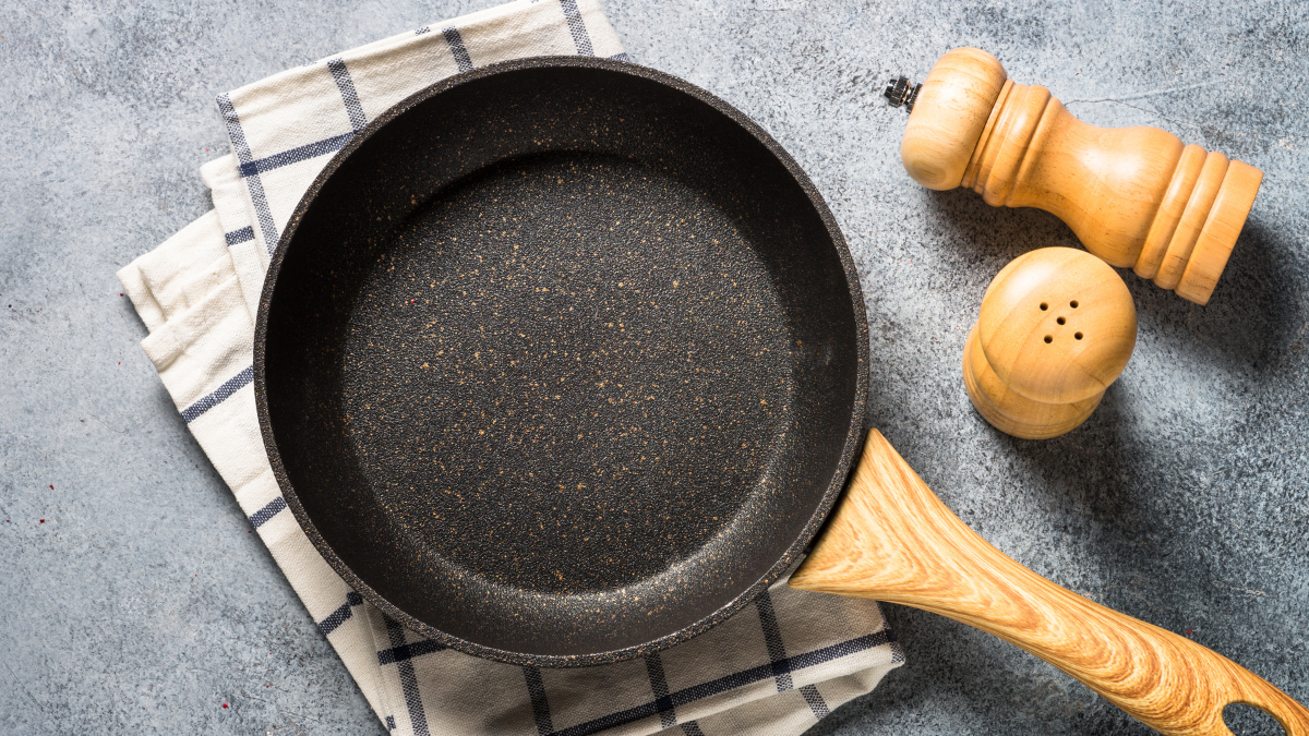 Hay un tipo de sartén que podría estar poniendo en riesgo tu salud.