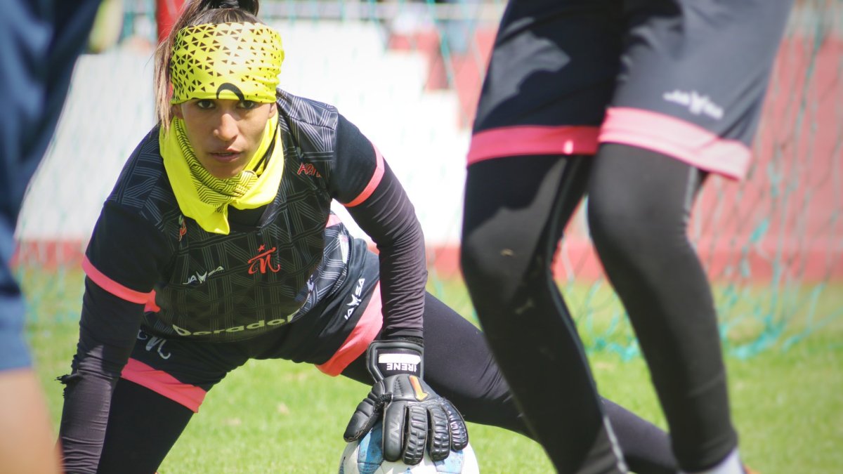 Irene Tobar es la experiencia en el arco de Ñañas.