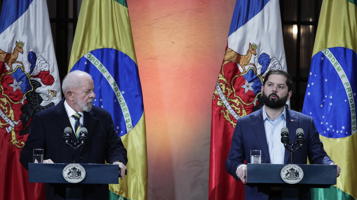 El presidente de Chile, Gabriel Boric (d), y el presidente de Brasil, Luiz Inácio Lula da Silva, en el palacio de La Moneda.