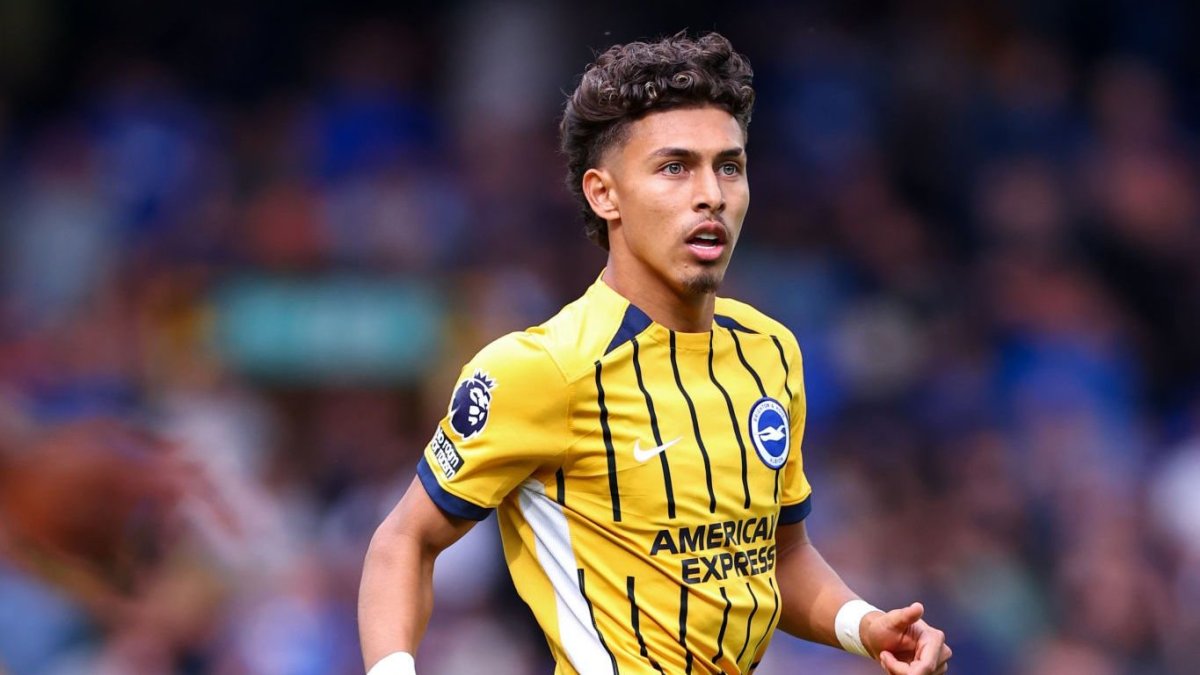 Jeremy Sarmiento con la camiseta de Brighton en uno de los primeros partidos de la actual temporada en Premier League