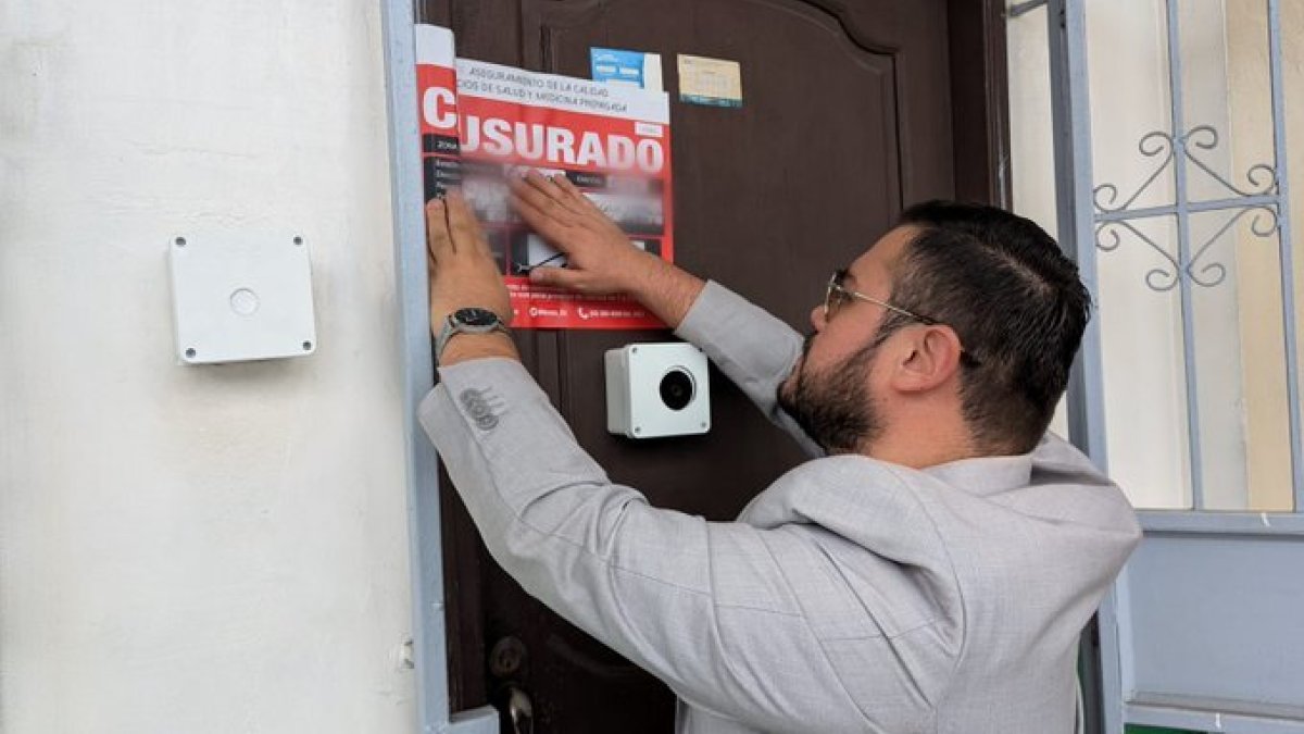 Medida. La autoridad clausura un local que al parecer hacían procedimiento quirúrgico sin  tener los debidos permisos.