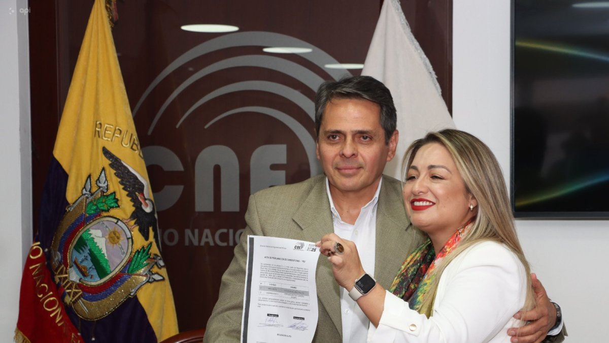 El general Víctor Araus y su binomio Cristina Carrera aceptaron su precandidatura en el CNE.