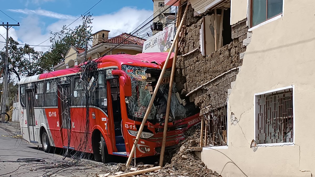 Hecho. La unidad permanecerá a orillas de la vivienda afectada hasta que se logre apuntalar las paredes.