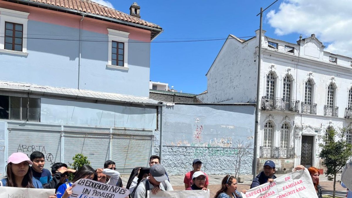 Los posgradistas reclamaron por los tres meses que debe pagarles el Ministerio de Finanzas.