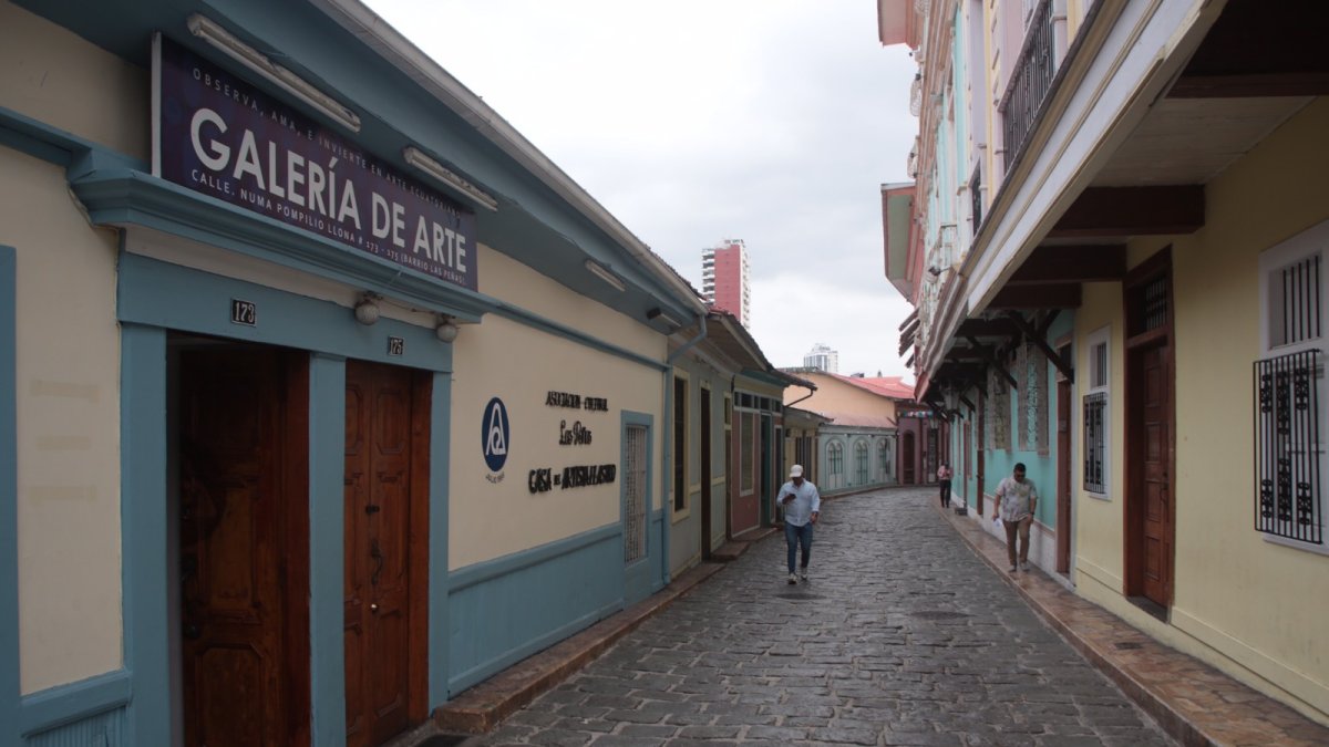 El tradicional barrio Las Peñas de Guayaquil luce con poca presencia de turistas.