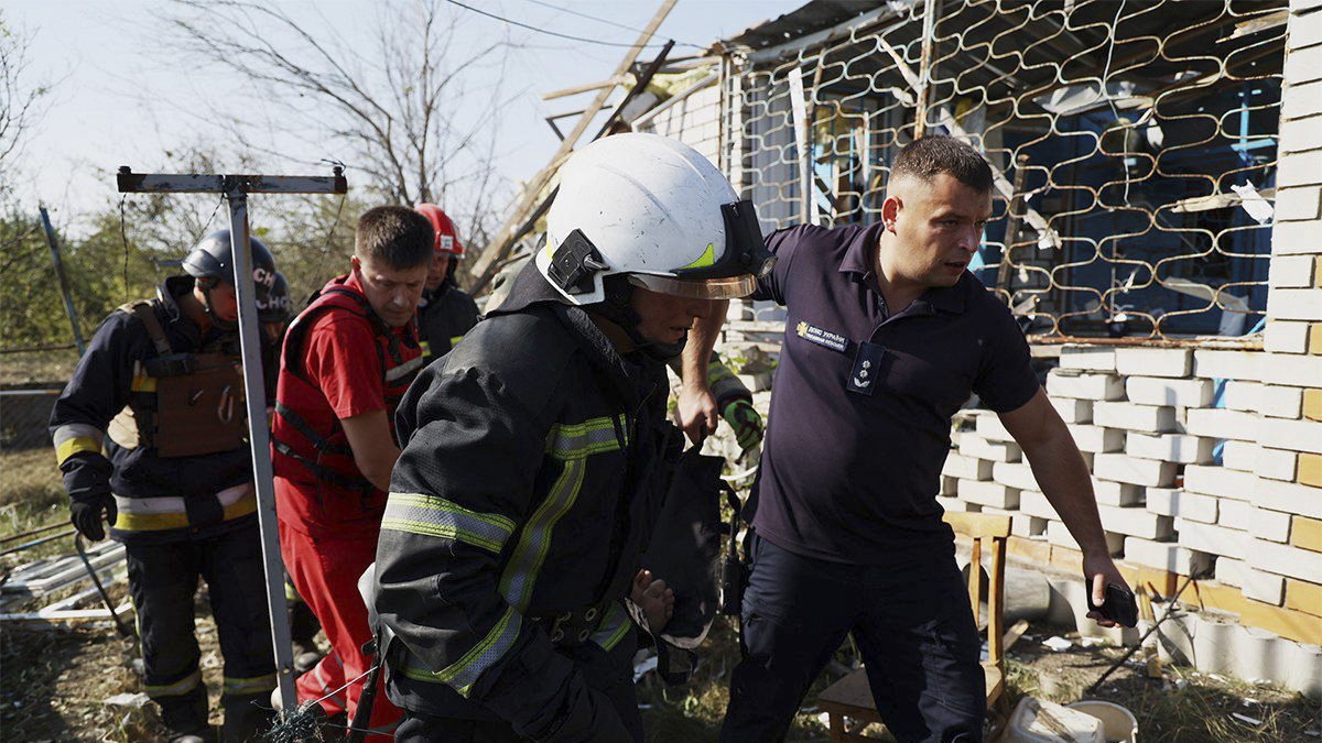Equipos de rescate trabajan en el lugar donde cayó un proyectil ruso este lunes 26 de agosto, en una de las avenidas de la ciudad de Lutsk.