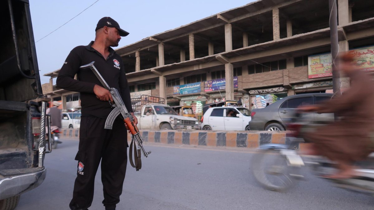 Un agente de seguridad en la conflictiva provincia de Baluchistán.