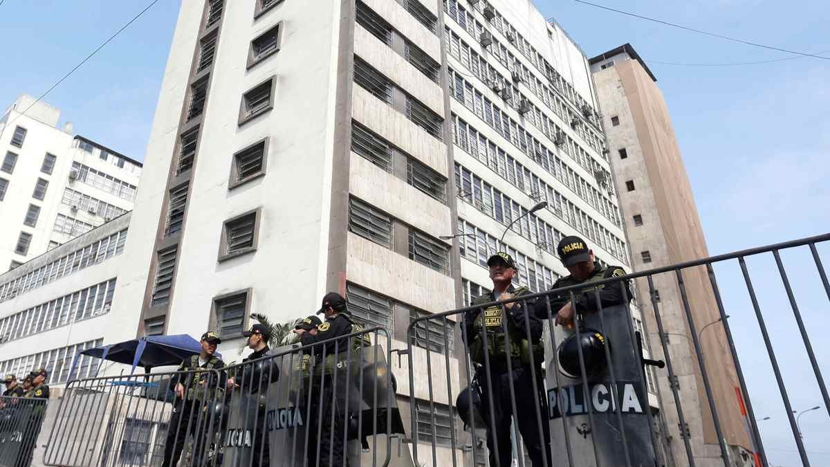 Policías custodiaron la sede de la Fiscalía en Lima mientras la presidenta Dina Boluarte comparecía este lunes 26 de agosto del 2024.