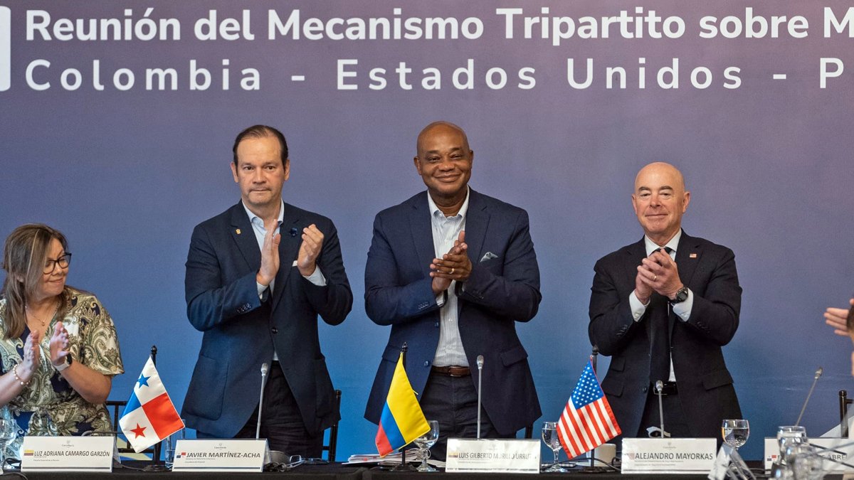 Los ministros de Relaciones Exteriores de Panamá, Javier Martínez-Acha (2i); de Colombia, Luis Gilberto Murillo (c); y el secretario de seguridad nacional de los EE. UU., Alejandro N. Mayorkas (d).