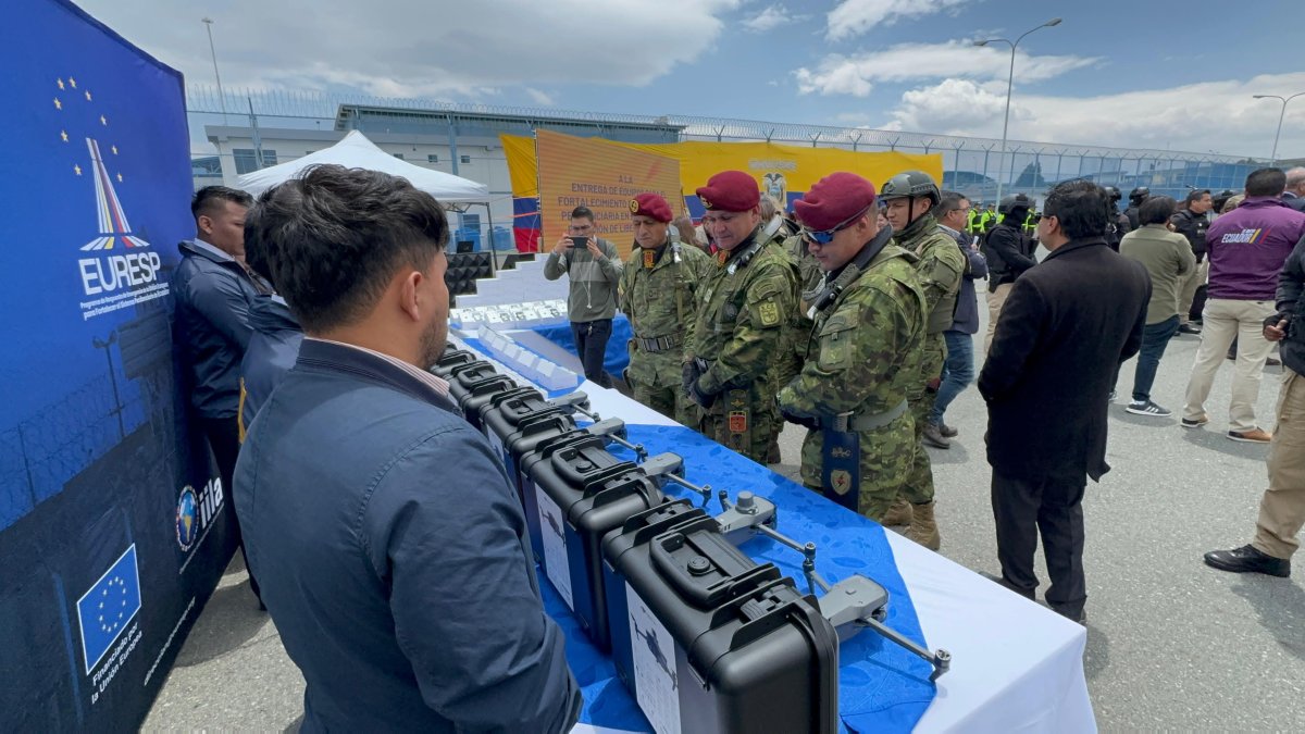 En la entrega de los drones que se utilizaran para la seguridad penitenciaria.