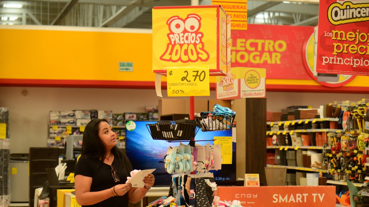 Comercio. Una persona realiza compras en un supermercado en Guayaquil.