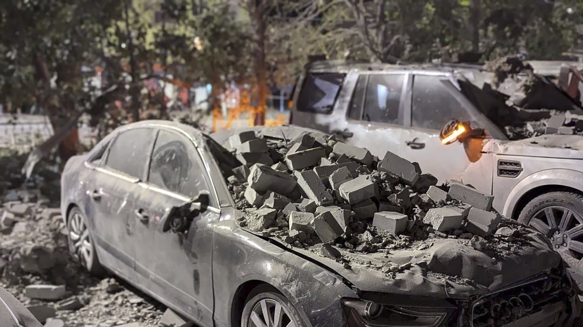 Archivo. Un automóvil dañado en Kryvyi Rih, Ucrania, el 27 de agosto de 2024, en medio de una invasión rusa.