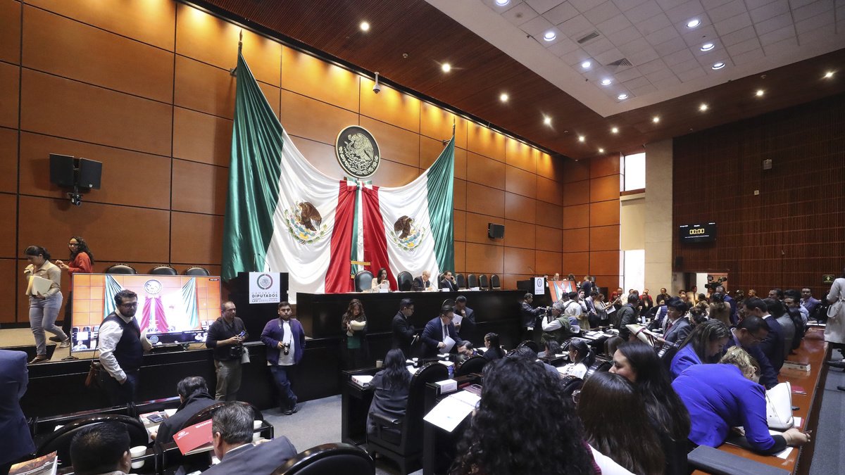 Este lunes 26 de agosto, legisladores participaron en la sesión de la Comisión de Puntos Constitucionales, en Ciudad de México.