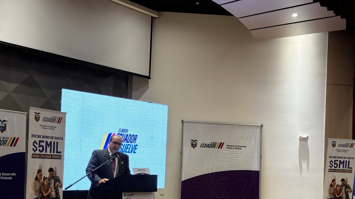 Humberto Plaza, ministro de Vivienda, en la presentación del bono.