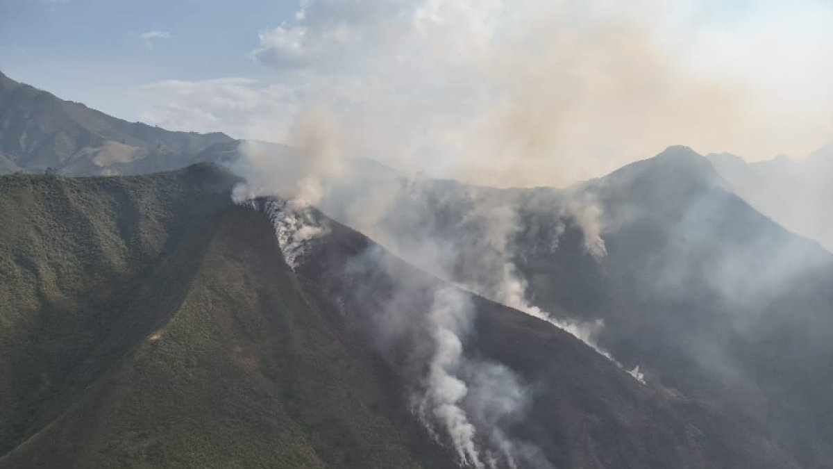Lugar donde se registra el incendio forestal en el cerro El Púlpito.