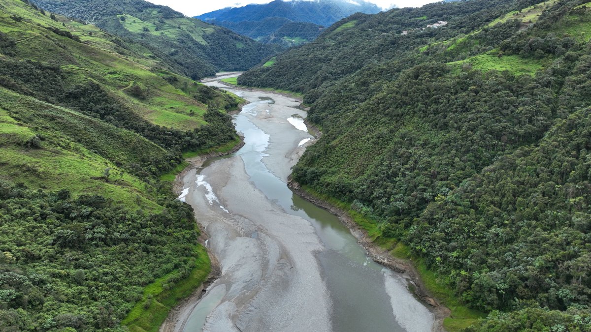 Fotografía del 18 de abril de 2024 en donde se ve el embalse e hidroeléctrica Paute, en la provincia del Azuay (Ecuador).