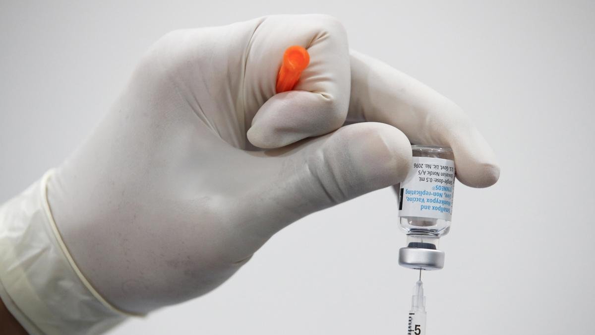 Un funcionario de salud tailandés prepara una vacuna Mpox durante un servicio de vacunación Mpox.