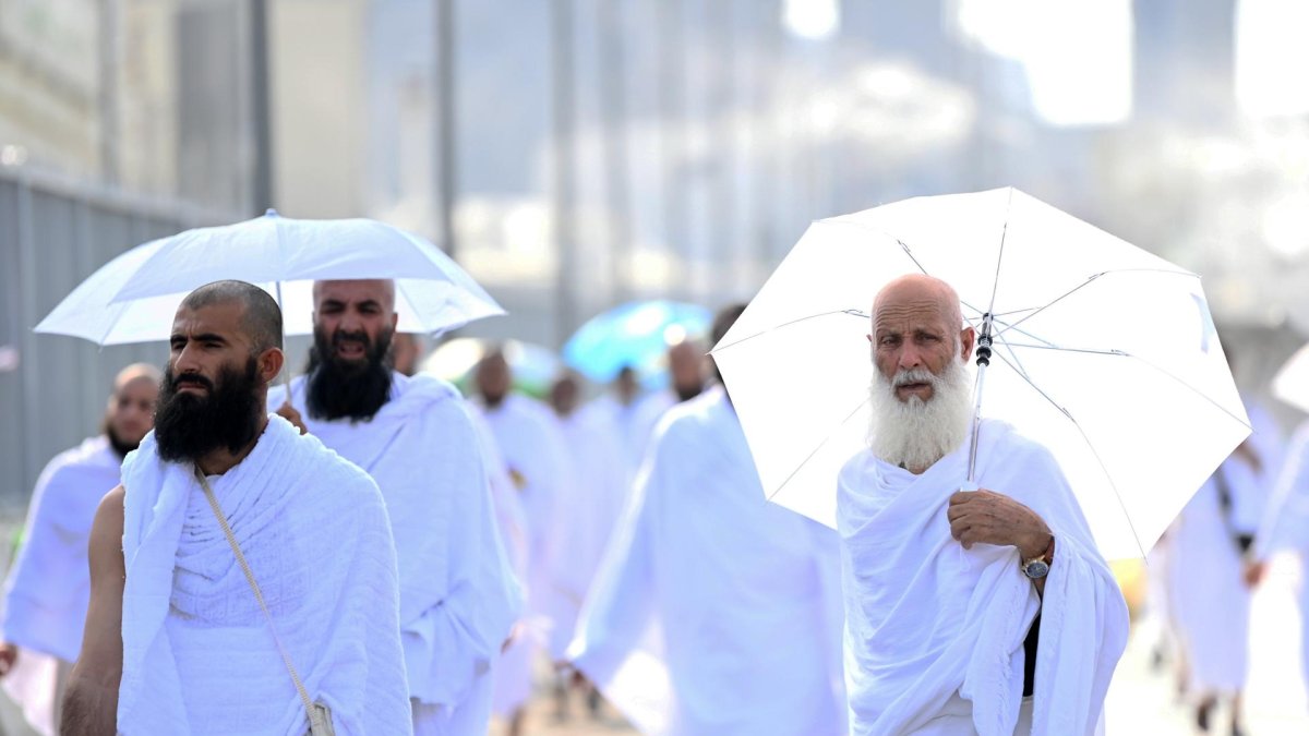 Peregrinos musulmanes dirigiéndose al campamento de Mina para el inicio del 'hach' en La Meca, Arabia Saudita, en junio del 2024.