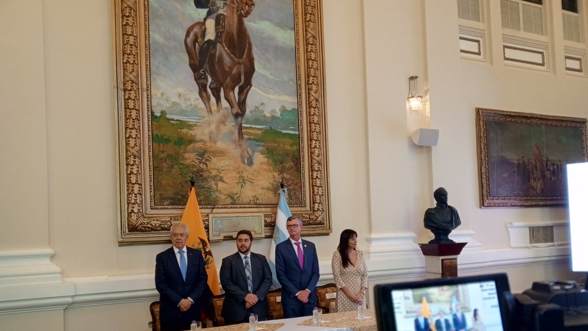 Autoridades de CFN y el Ministerio de Finanzas, durante la firma de acuerdos.