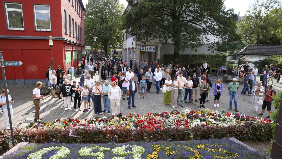 Los ciudadanos de Solingen lloran cerca de la escena del crimen y depositan flores y velas, este lunes 26 de agosto del 2024.