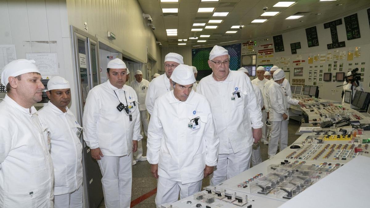 El director general de la OIEA, Rafael Grossi (centro), visitando la central nuclear de Kursk en Kurchatov, Rusia, este martes 27 de agosto del 2024.