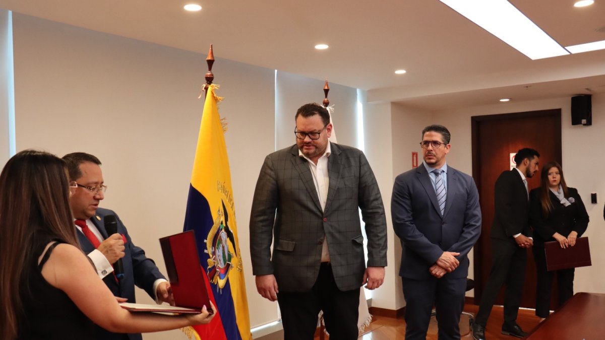 Mauricio Torres tomó el juramento y posesionó a Fernando Yavar Gutiérrez y Pablo Defina Bucaram.
