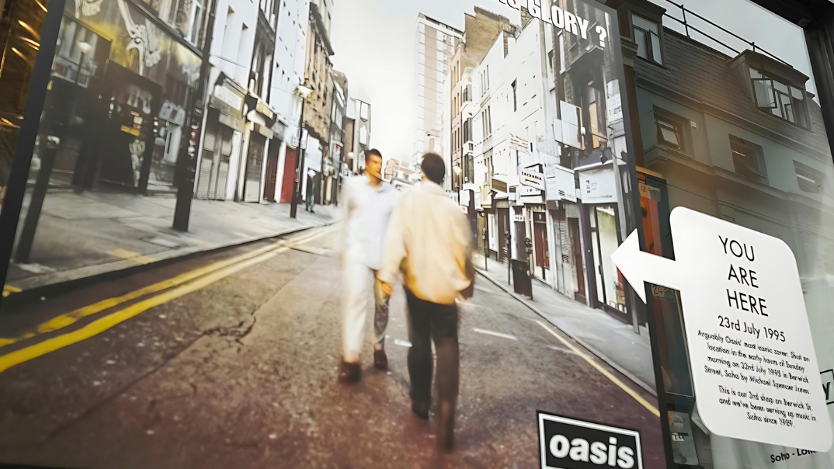 Imagen de la portada de un disco de Oasis, situada en la tienda 'Sister Ray' en Soho.