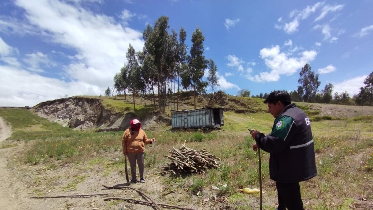 Información. Funcionarios municipales y estudiantes de la Universidad de las Fuerzas Armadas han recabado información en diferentes sectores.