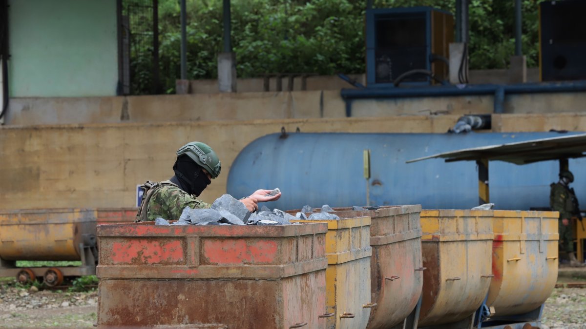 Un militar custodio carga de material mineralizado, en Camilo Ponce Enríquez, Azuay.