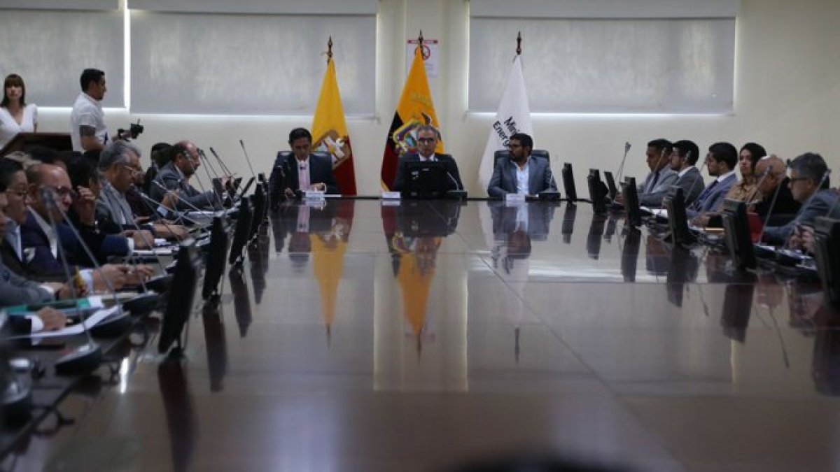El ministro de Energía, Antonio Goncalves, mantuvo una reunión con los representantes de 55 empresas.