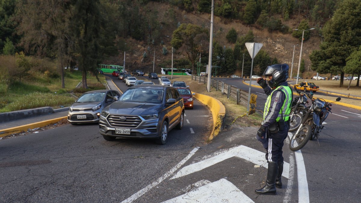 En Quito, según se dijo en la sesión, hay 12.000 vehículos retenidos. El 27 de agosto se realizó un control en el Edén del Valle.
