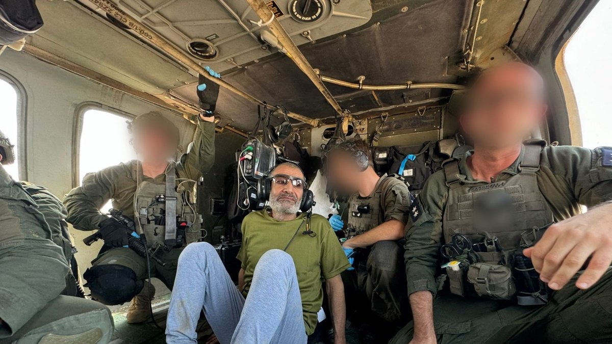 Farhan Qadi, quien fue rescatado de ser rehén de Hamás en Gaza, es trasladado en helicóptero al Centro Médico Soroka en Be'er Sheva, Israel, el 27 de agosto de 2024.