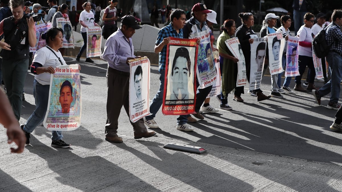 Activistas, familiares y compañeros de los 43 estudiantes desaparecidos de la Escuela Normal 