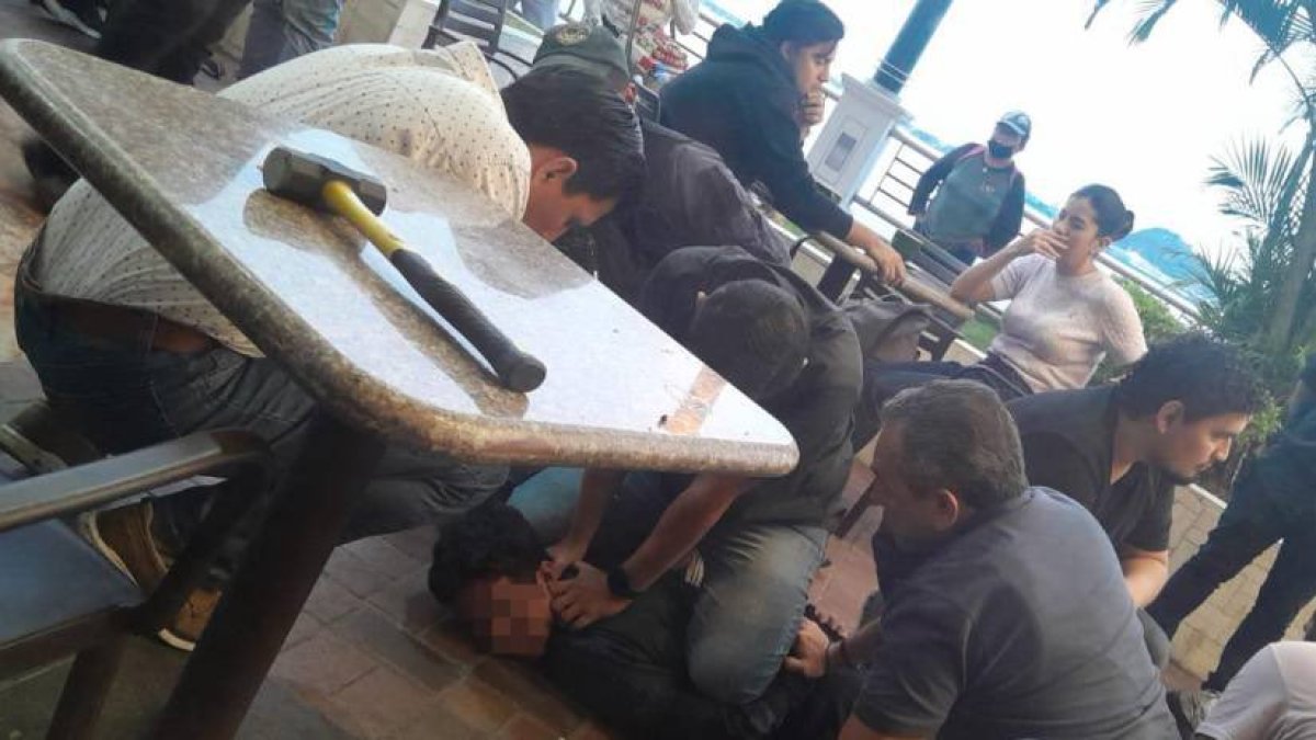 En redes sociales se difundieron fotos del agresor inmovilizado por la ciudadanía.