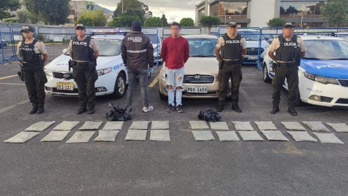 En la cajuela del auto había dos fundas plásticas con varios paquetes que contenían 15 kilos de marihuana.