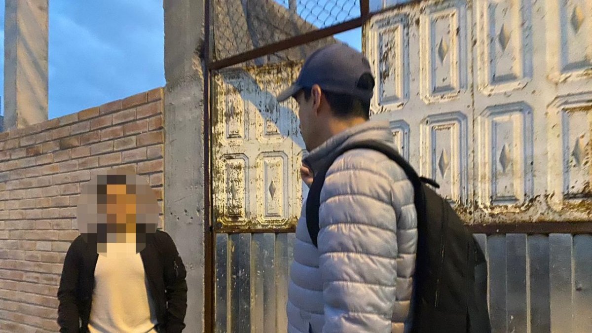 Cámaras de seguridad sirvió como prueba para identificar a la persona. El dueño de la mascota llamó a la policía para capturar