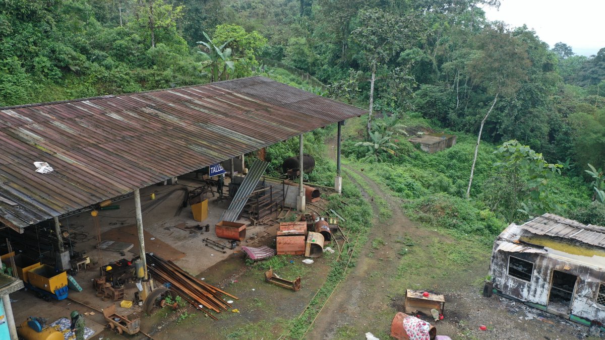 Vista. Toma aérea de una parte de la infraestructura abandonada de la mina La Tormenta en donde hubo una masacre y grupos delictivos se apropiaron del lugar.