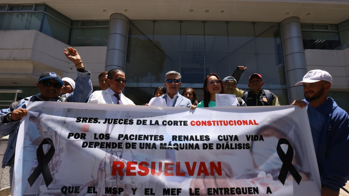 Los trabajadores del Instituto del Riñón y Diálisis San Martín, de Guayaquil, no cobran su salarios desde marzo.