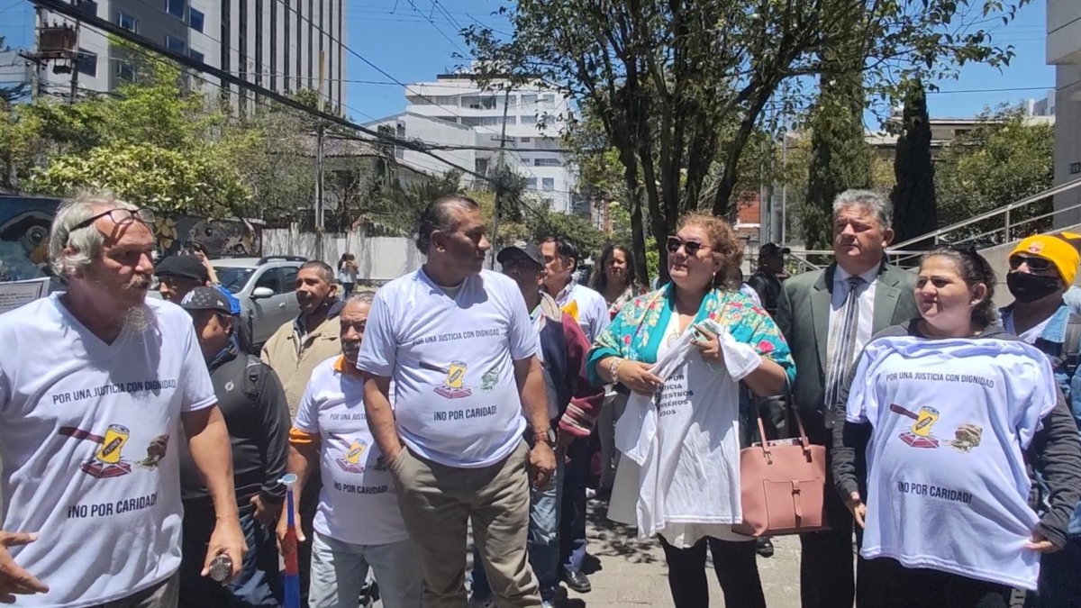 Extrabajadores de Cervecería Nacional que protestaban a las afueras dela Corte Constitucional.