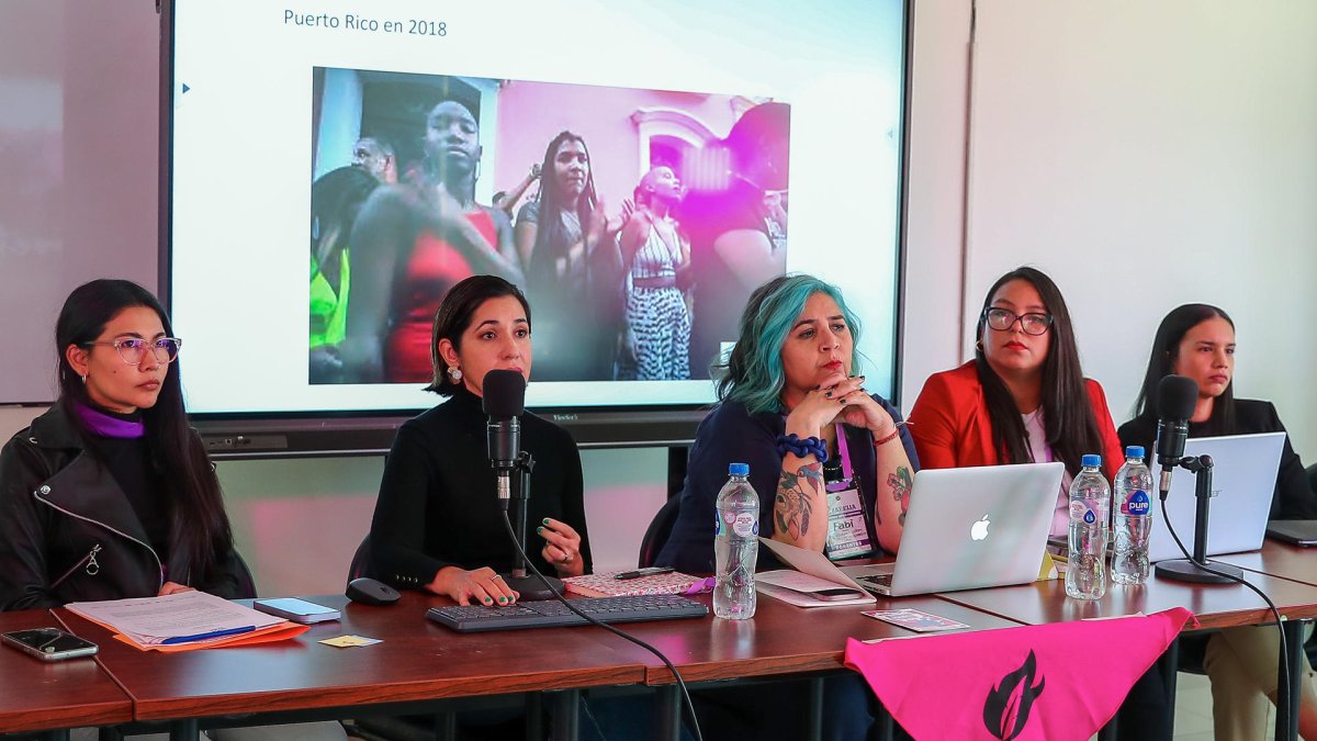La cofundadora del medio puertorriqueño Todas PR, Cristina del Mar Quiles (2-i), la presidenta de la Red de Periodistas Feministas Chile, Fabiola Gutiérrez (c), la comunicadora del medio salvadoreño Alharaca, Karla Chicas (2-d) y la periodista en América Latina de 'Efeminista', Cristina Bazán(d), participan este martes, en Quito (Ecuador).